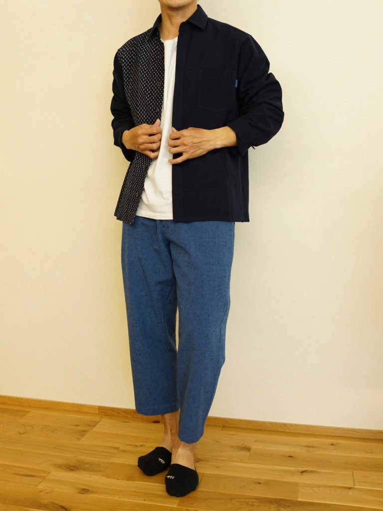 絣のジャケットと絣無地のパンツを合わせて