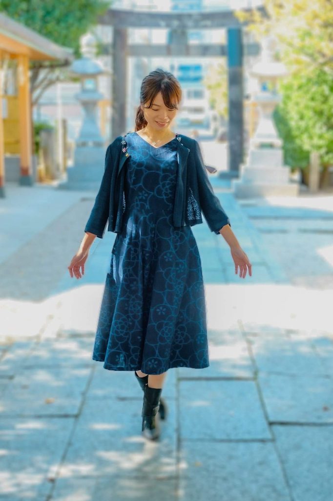 久留米絣のワンピースにカーディガン、ブーツを合わせて