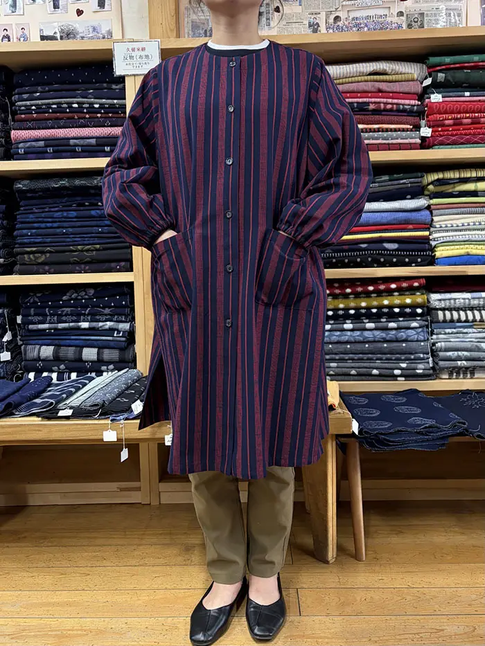久留米織　割烹着 M〜L 赤・青・グレー ストライプ F1299】久留米絣 前開き割烹着ブラウス（紺に赤ストライプ） | 久留米